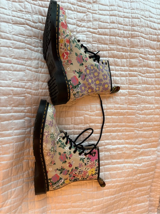 Dr. Martens Shoes - Never Been Worn Floral Lace-Up Doc Martens in Cream and Pink